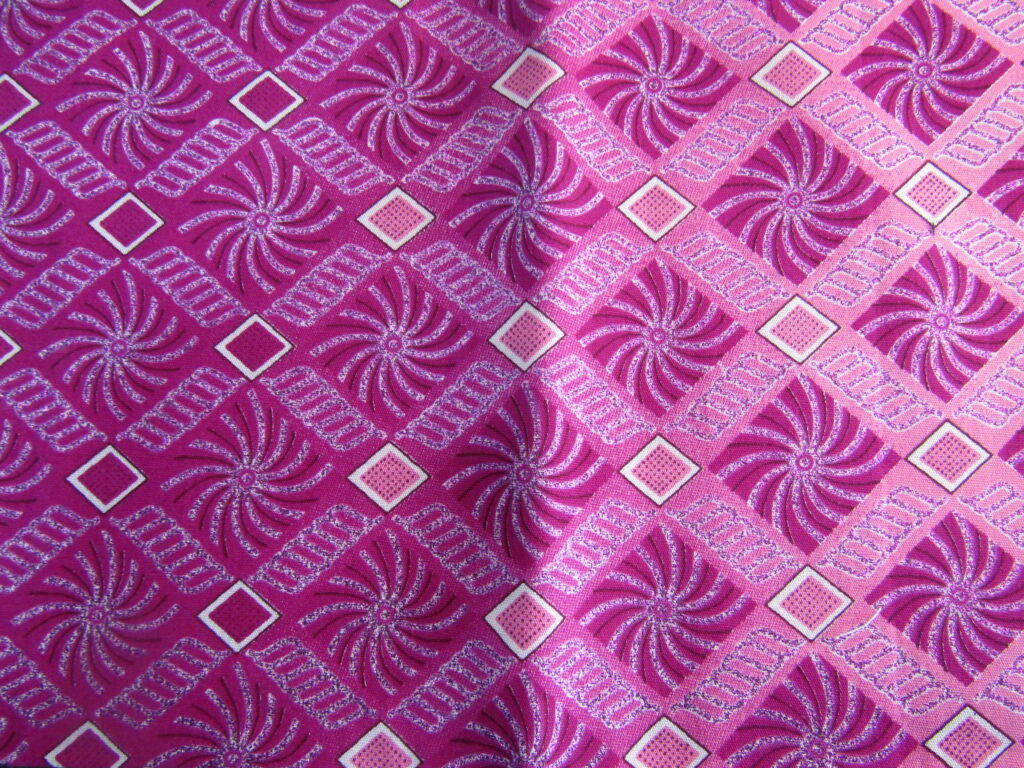 couleur rose à motif